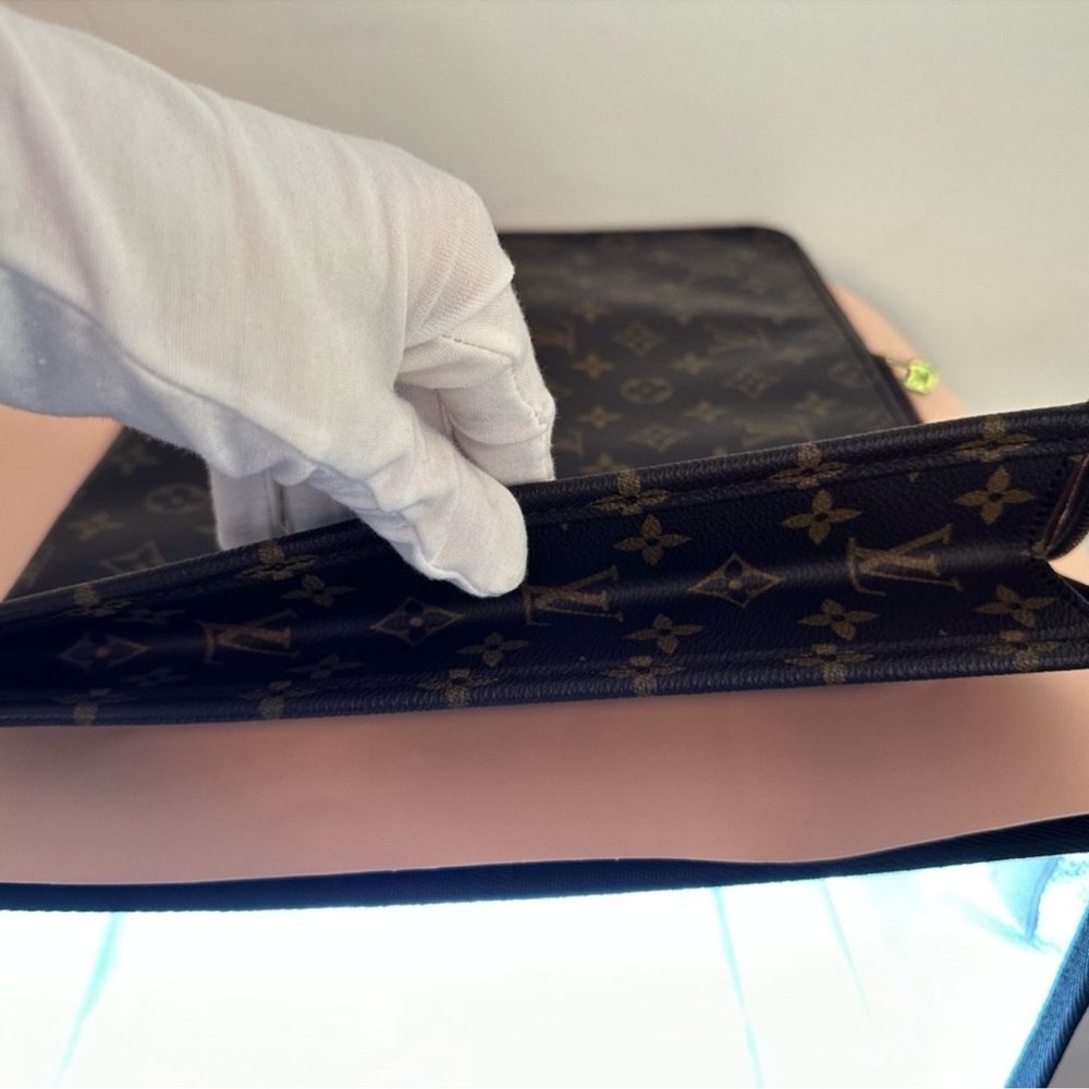 Louis Vuitton Zip Portfolio *RARE* - Picture 14 of 15